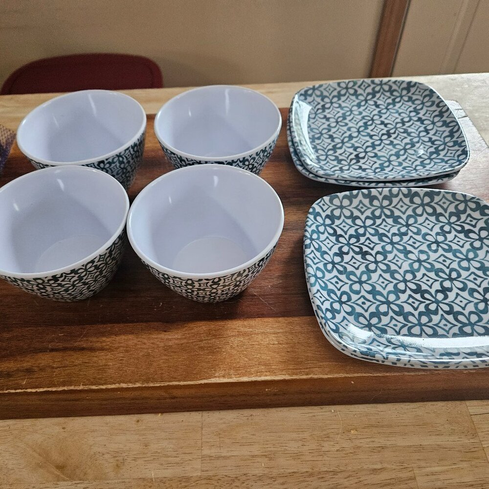 Crofton melamine appetizer plates and bowls blue and white patterned 8 total